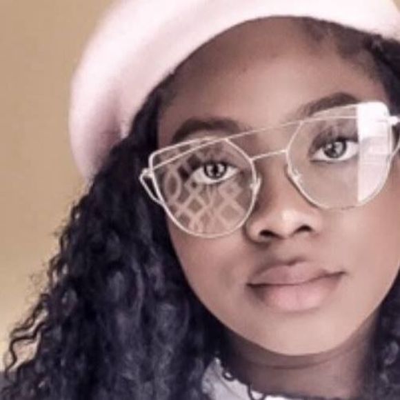 Meet your Posher, Larissa - Picture 1 of 1